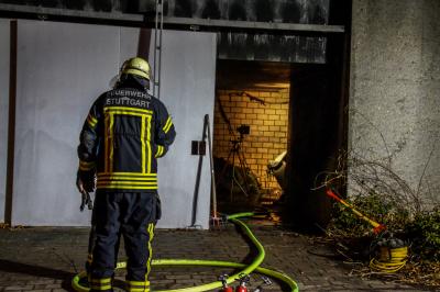 Stuttgart Burgholzhof: Brennende Muellcontainer in Abstellraum loesen Feuerwehreinsatz aus.